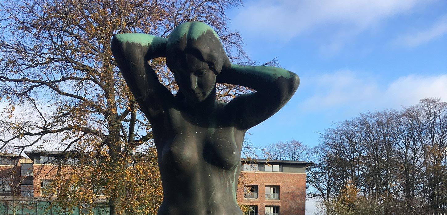 Pigen der sætter sit hår - Lyt til Kunsten