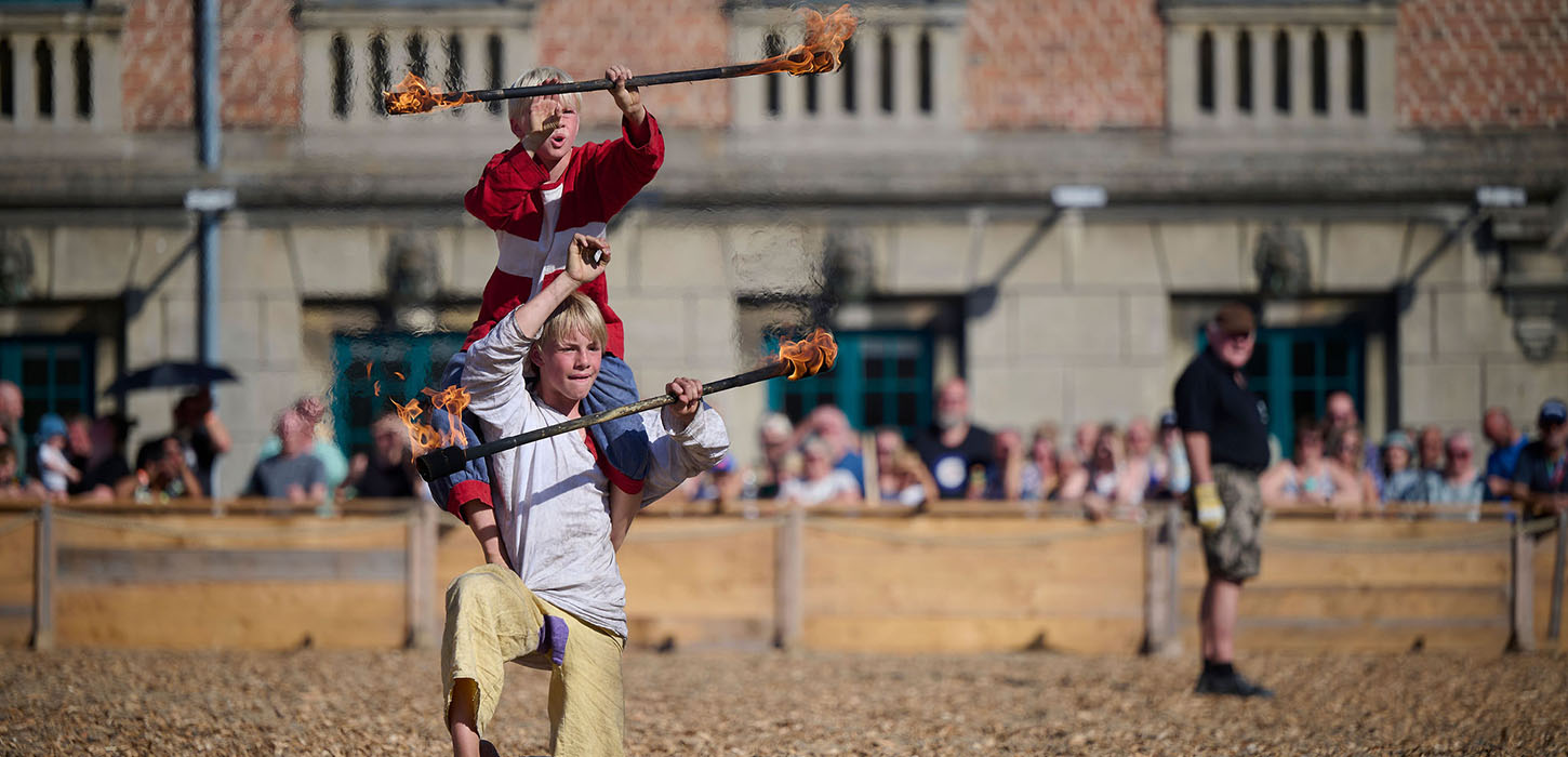 Ilddrengene optræder på torvet hvor alle de vigtige kampe og diverse underholdning tog plads