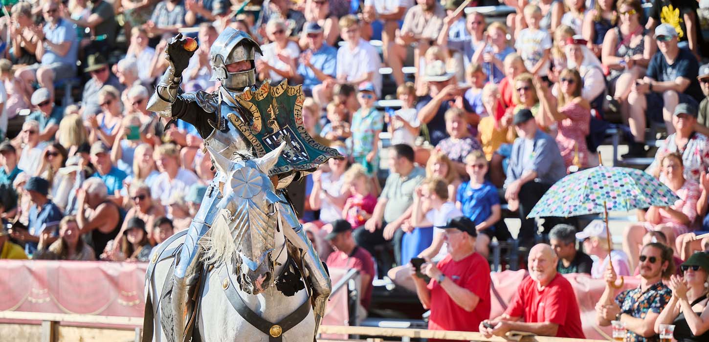 Ridder modtager et æble fra dronningen efter at have vundet ridderturneringen