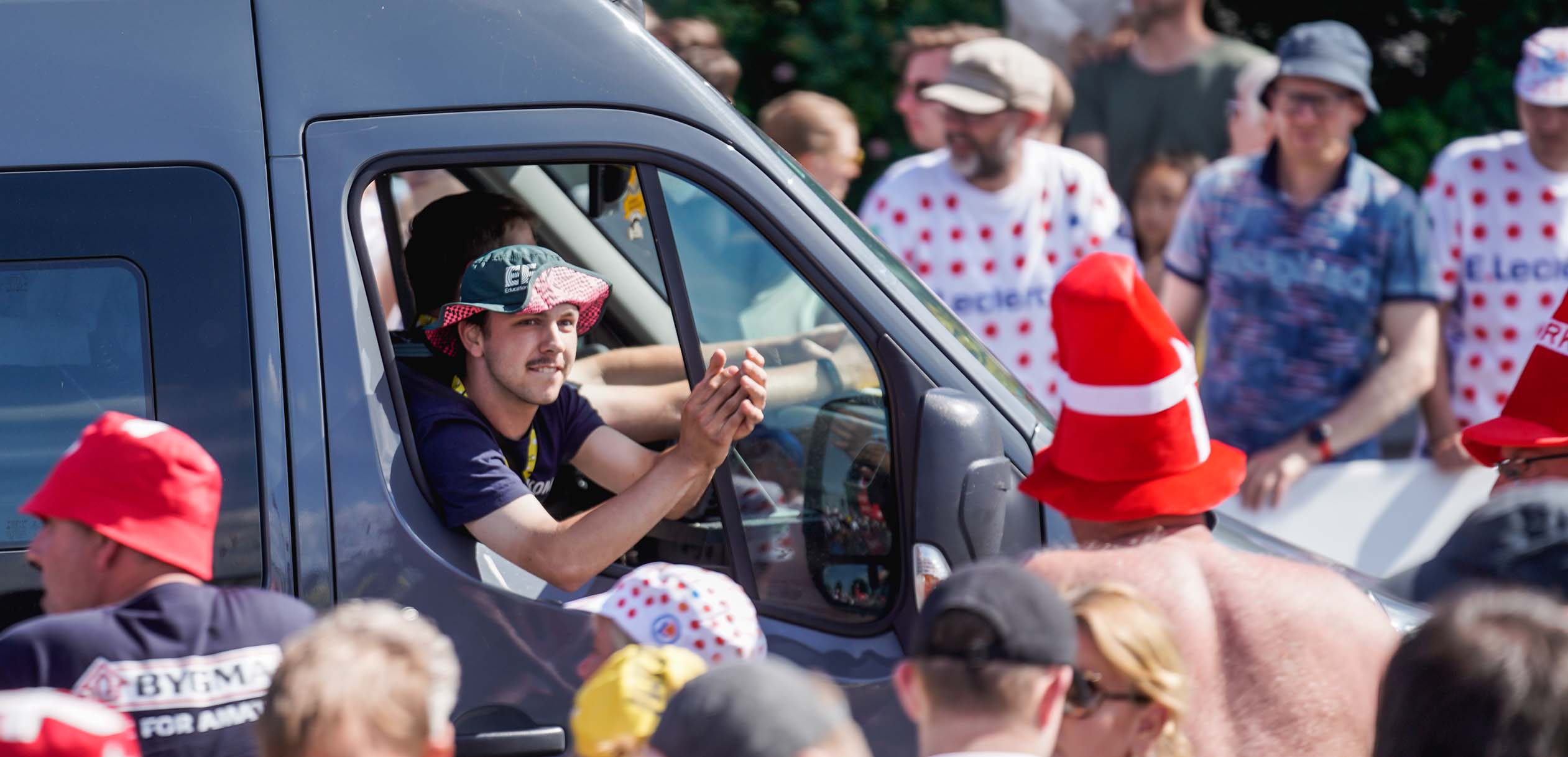 Sourvenir Karavanen kører forbi inden rytterne