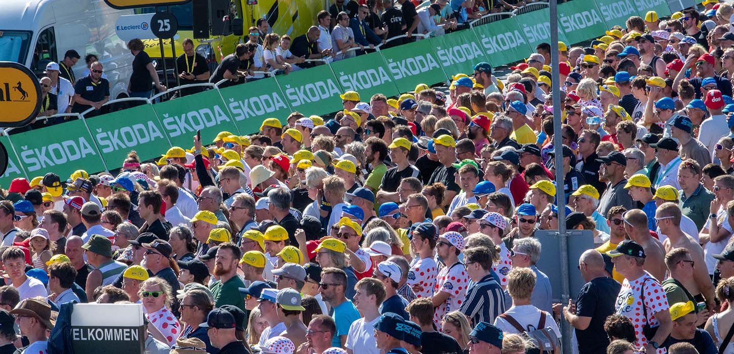 Foran McDonalds og tæt ved målstregen stod en masse fans og ventede spændt på at rytterne kom i mål.