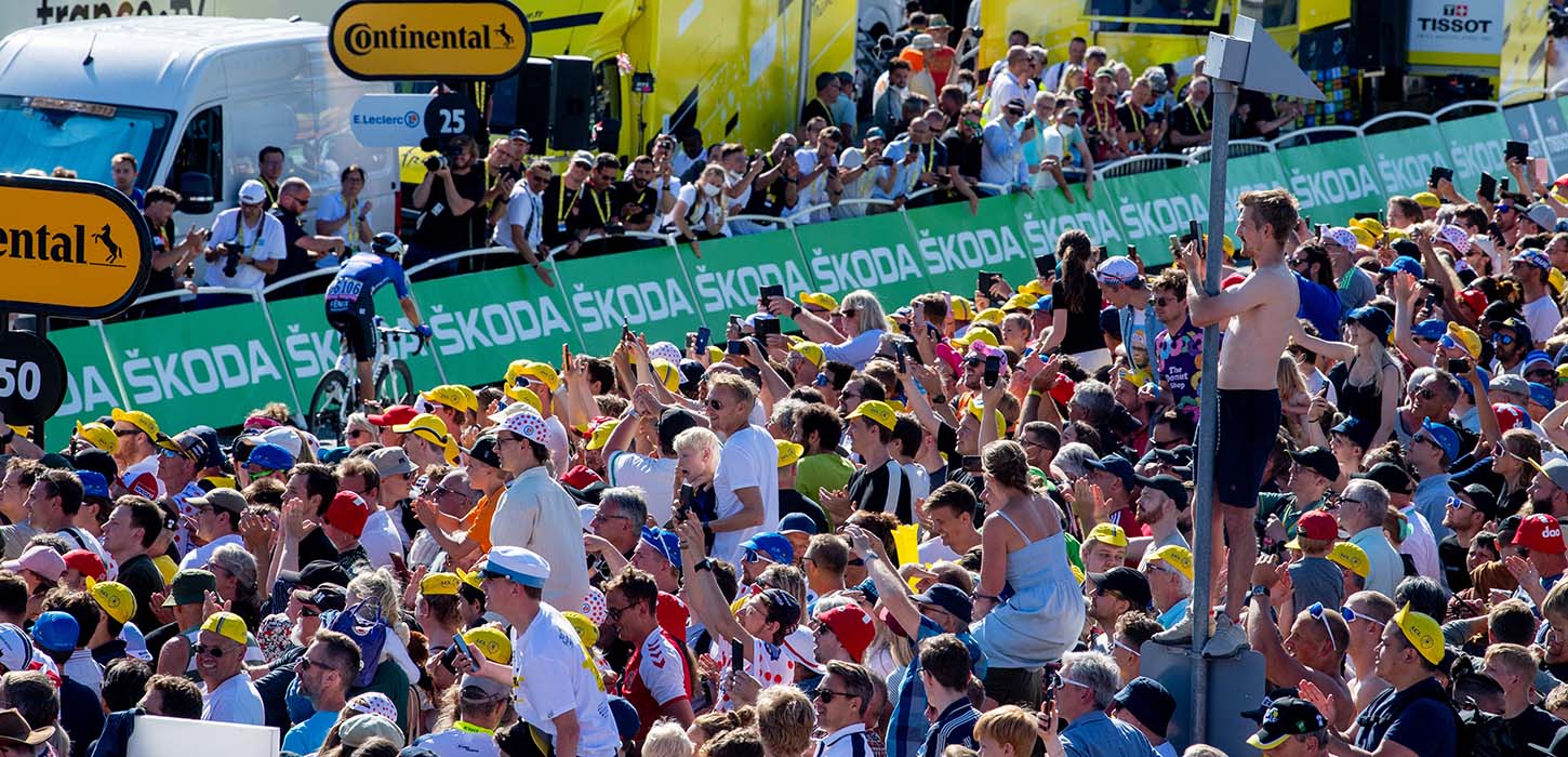 Ryttere nær målstreg og massere af tilskuere