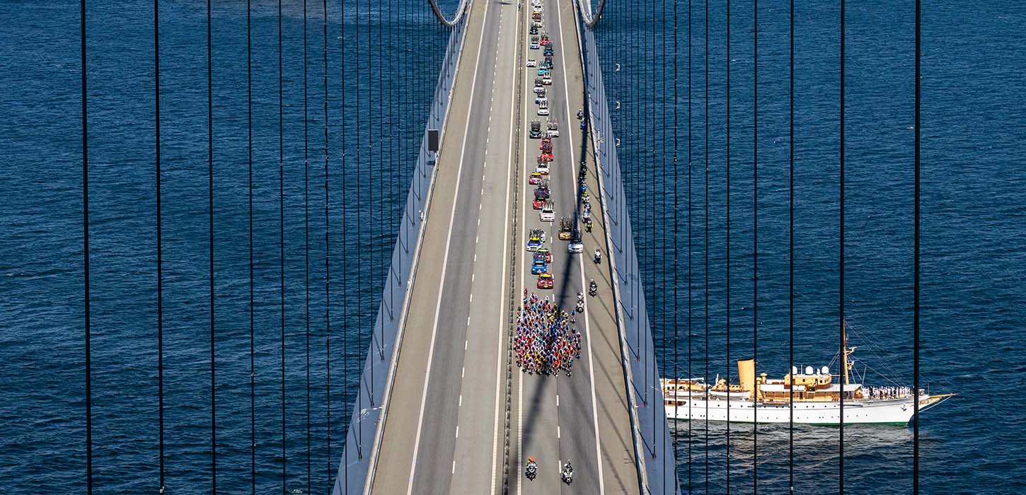 Zoom-ind på højbroen med Kongeskibet ved siden af