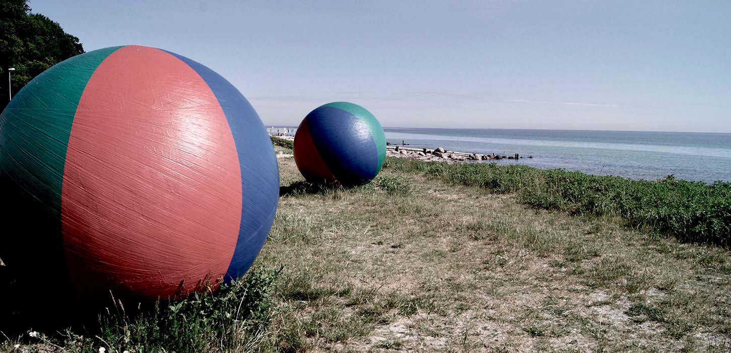 Der kan opleves kunst i naturen i form af store badebolde ved stranden i Nyborg