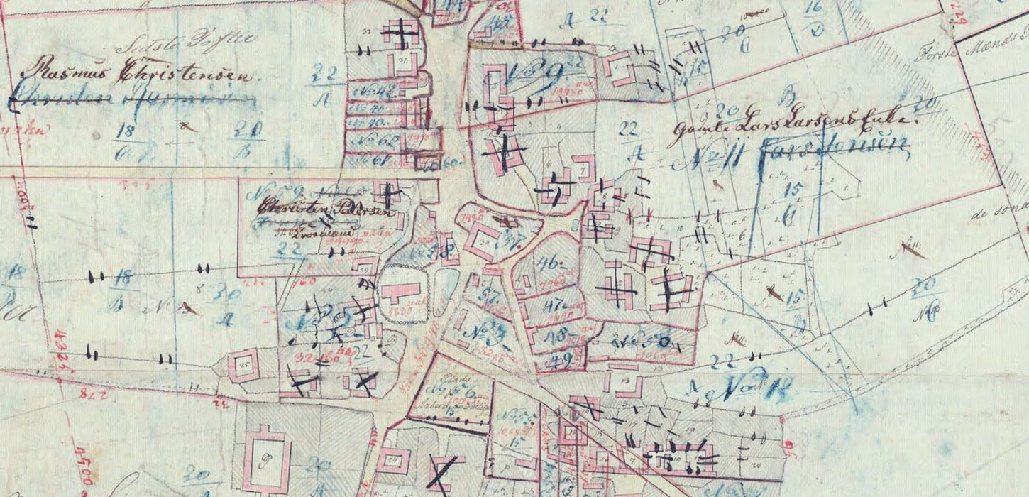 Da man i 1809 planlagde hvilke gårde, der skulle flyttes ud af byen, blev de streget ud på matrikelkortet