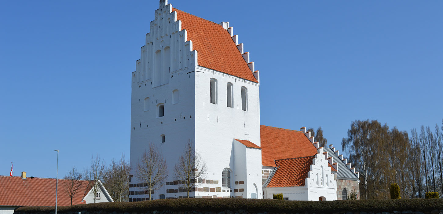 Flødstrup Kirke på en solskinsdag