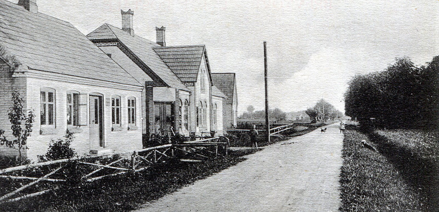 Postkort med huse i Kragelund. Billedet på postkortet er tage omkring 1910.