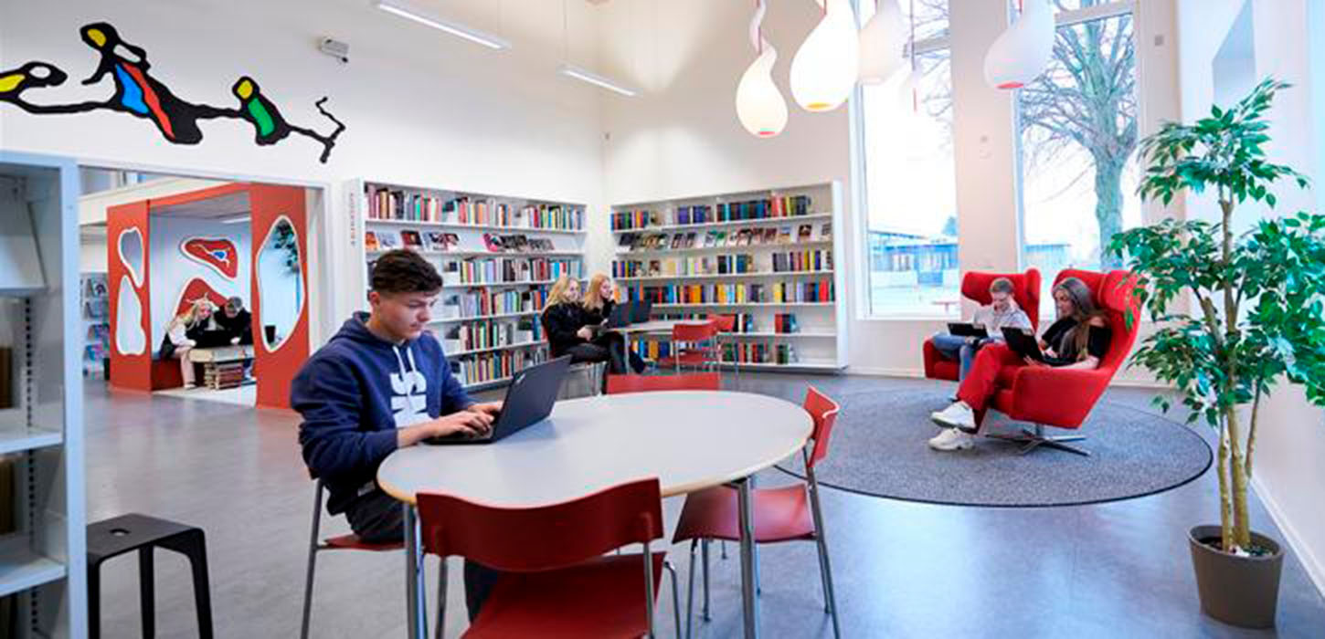 Ullerslev Bibliotek ligger i forbindelse med Ullerslev Kultur og Idrætscenter (bibliotek, idrætshaller, fitness, cafe mv.). Stedet har god adgang.