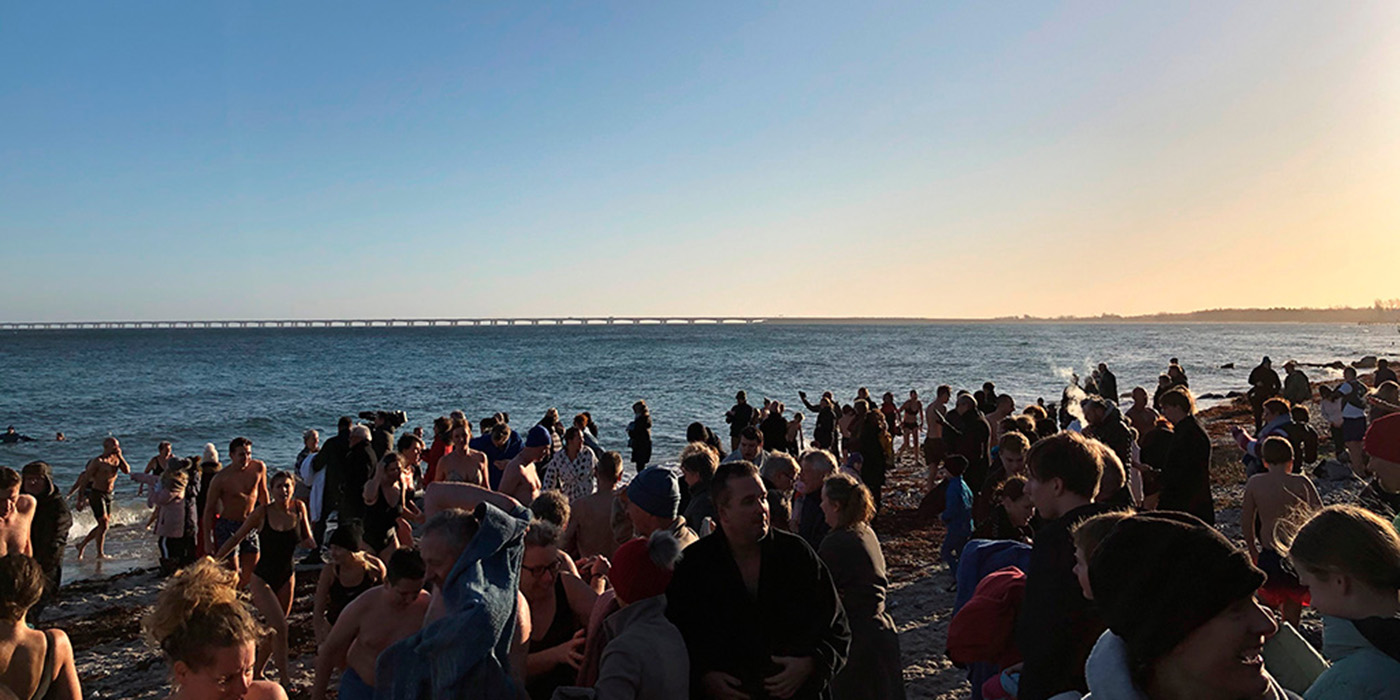 Ses vi den 31. december kl. 11:30? Det er tradition, at VisitNyborg hvert år afholder Nyborg Nytårsbad og i år er ingen undtagelse. Kom og vær med når vi sammen hopper i havet og skyller 2022 af den 31. december kl. 11.30 på stranden ved Hotel Hesselet. 