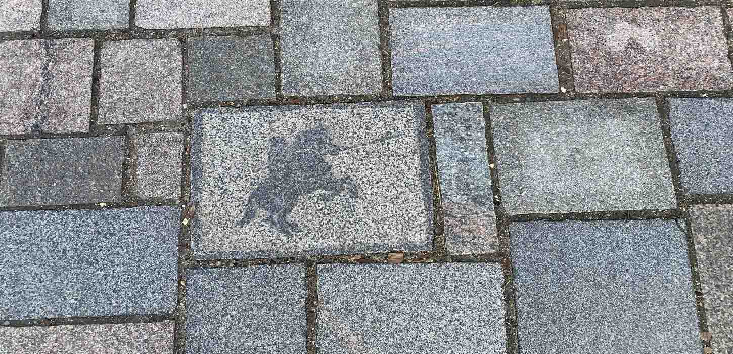 Reliefsten på torvet