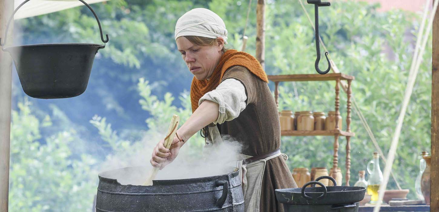 Middelalderkvinde laver mad