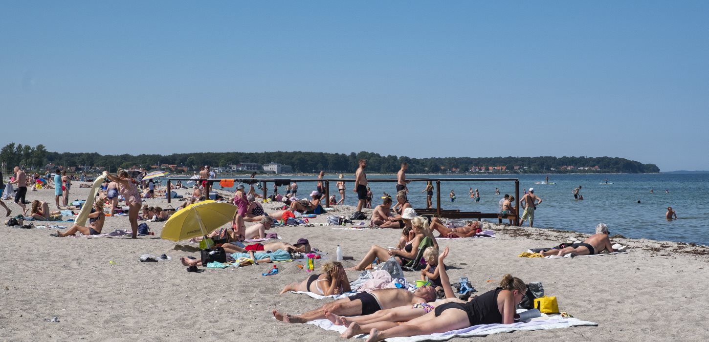 Badende turister på Fyns Badestrand ud til Storebælt