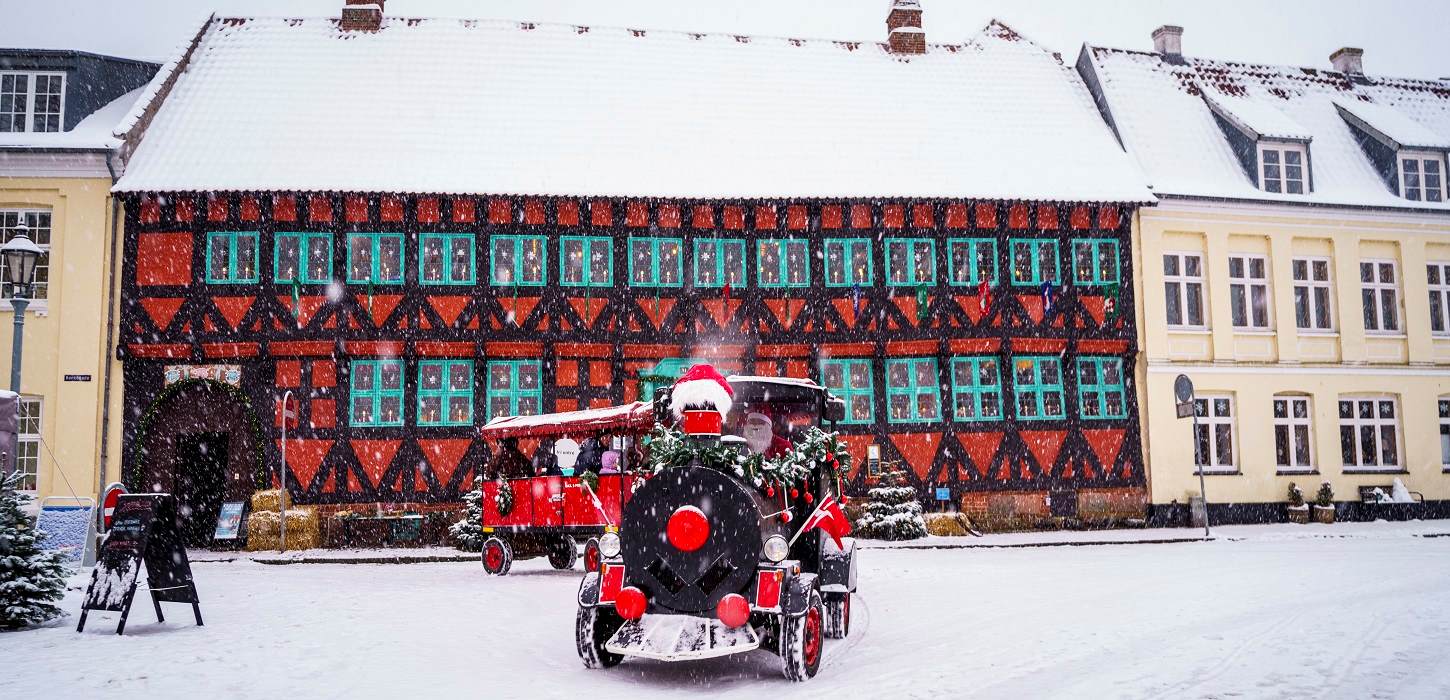 Gadetoget Futti kører rundt i den gamle kongeby Nyborg til julemarkedet
