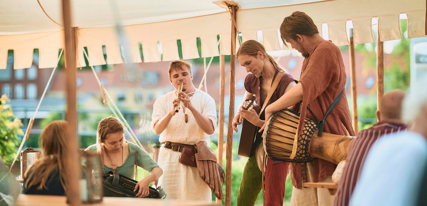 Hvorfor var der fest i byen?