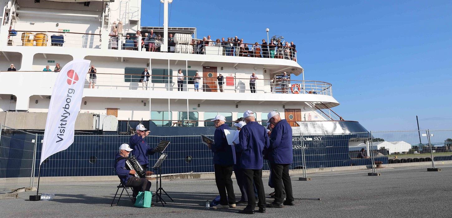Krydstogtskibet Hebridean Sky får et musikalsk velkommen til Nyborg