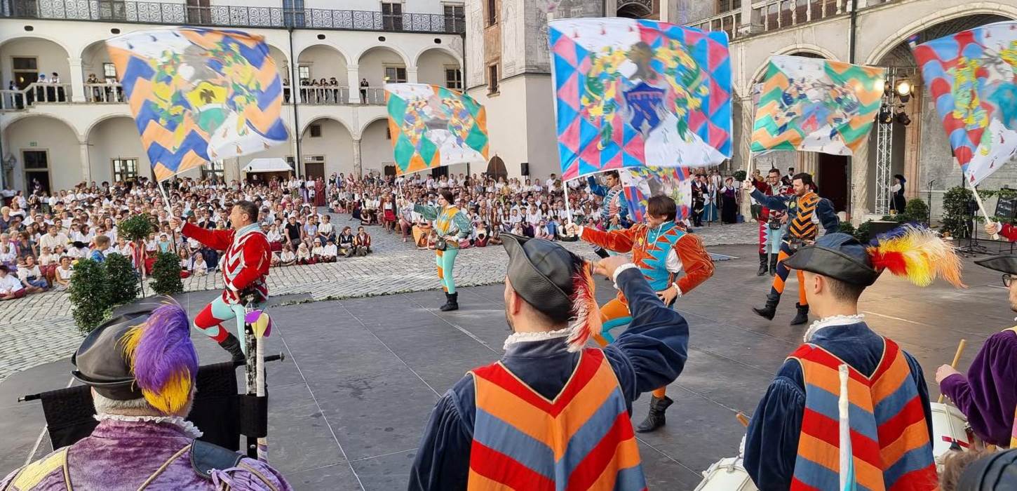 Oplev de spektakulære flagkastere fra Italien til Danehof 2024 i Nyborg