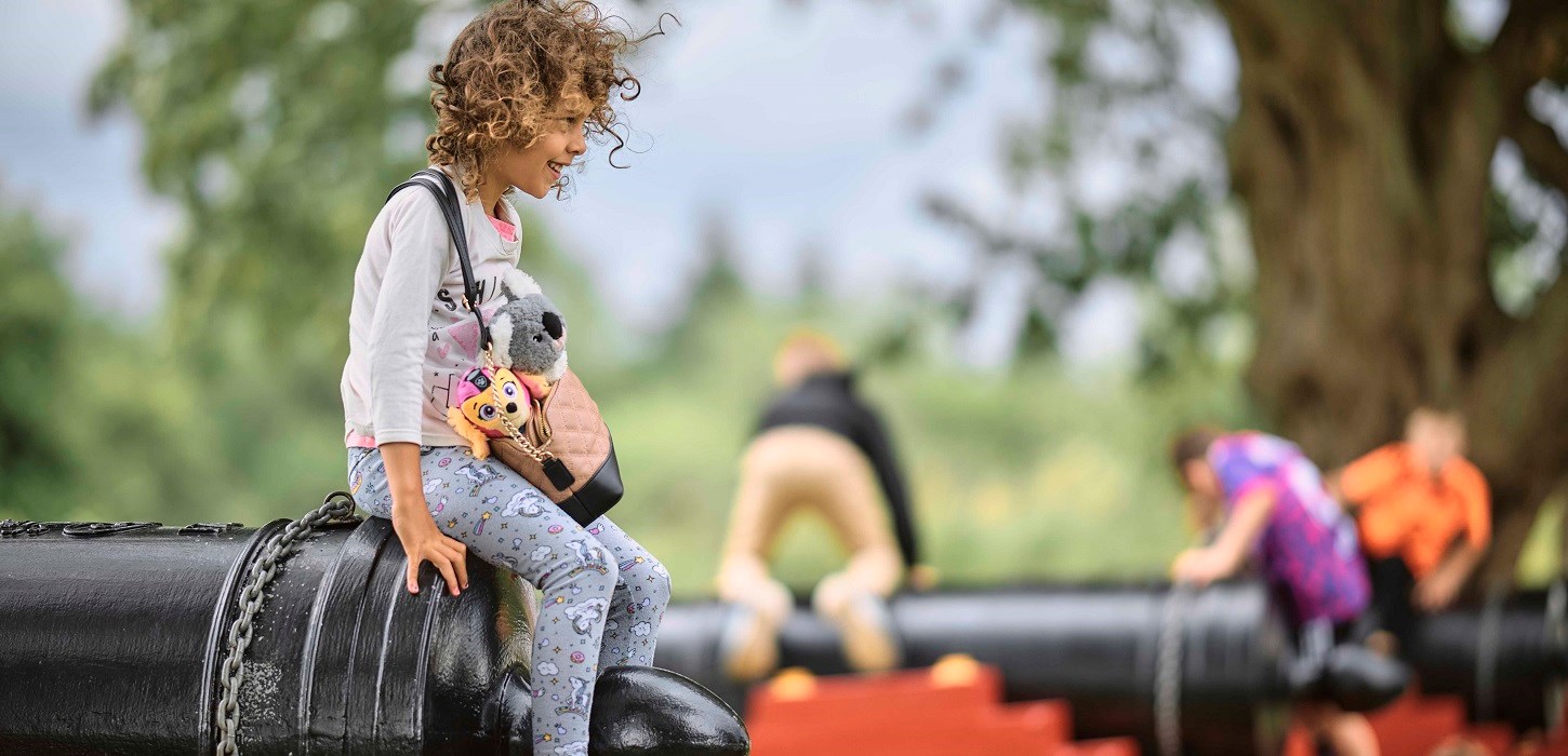 Børn der leger på kanonerne ved Dronningens Bastion i Nyborg