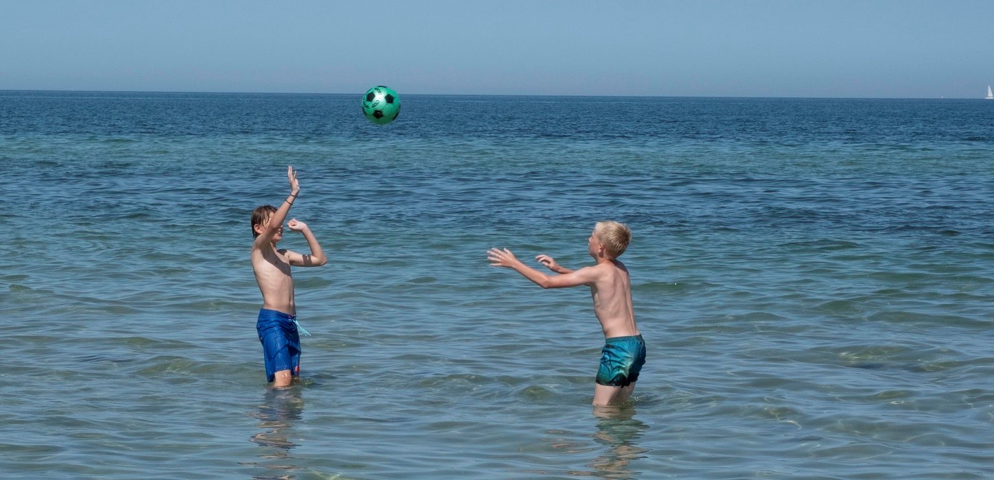 Børn leger i Storebælt på en sommerdag