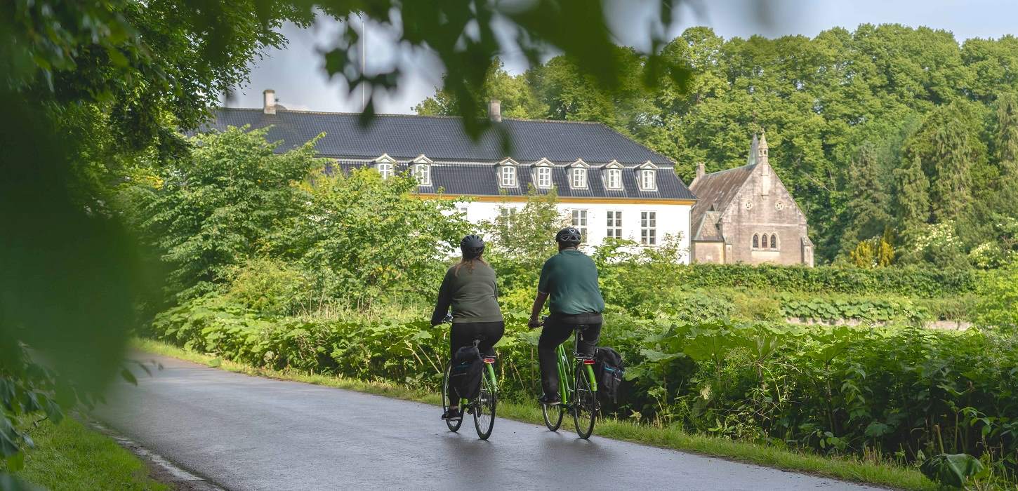 To gode kollegaer cykler Herregårdsruten til Glorup Gods
