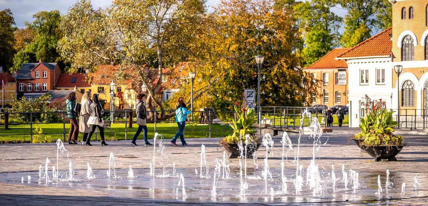 Turister går på Torvet i Nyborg i efterårsferien