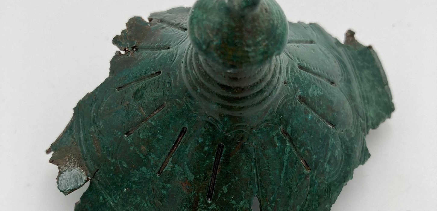 Et bæltesmykke fundet under mulden i Ullerslev