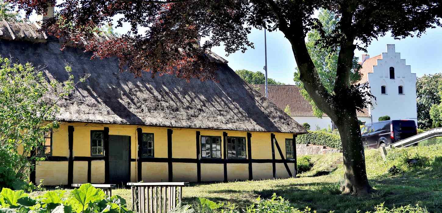 Det gule Almas hus i Ørbæk lige ved siden af Ørbæk Kirke