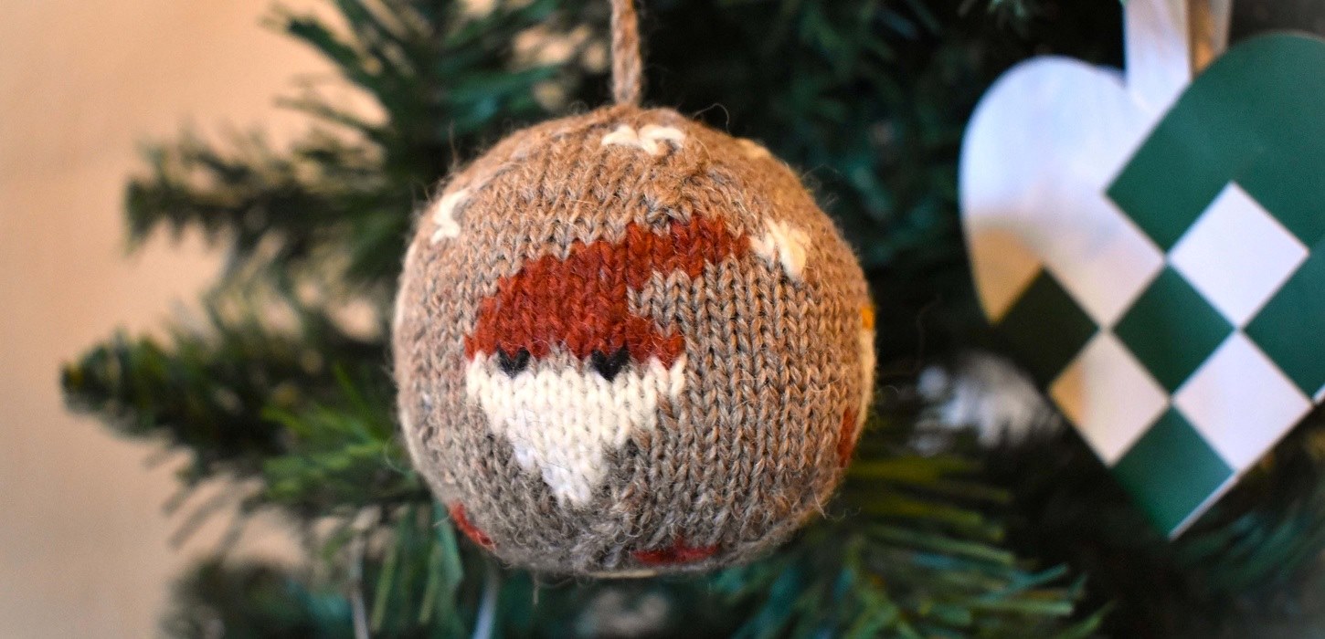 The Christmas ball 2024 is knitted in organic yarn and with four Christmas motifs