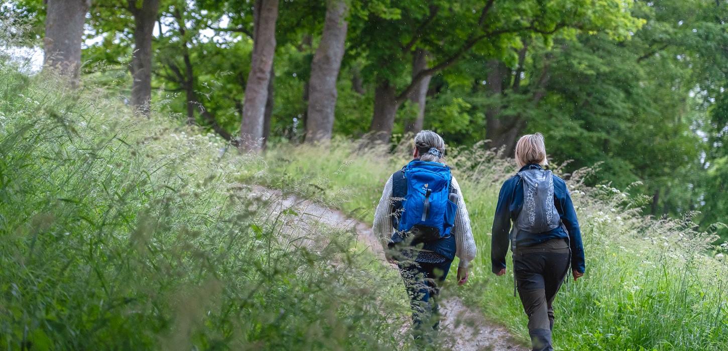 Zwei Freunde machen einen Spaziergang auf der Stadtmauer von Schloss Nyborg
