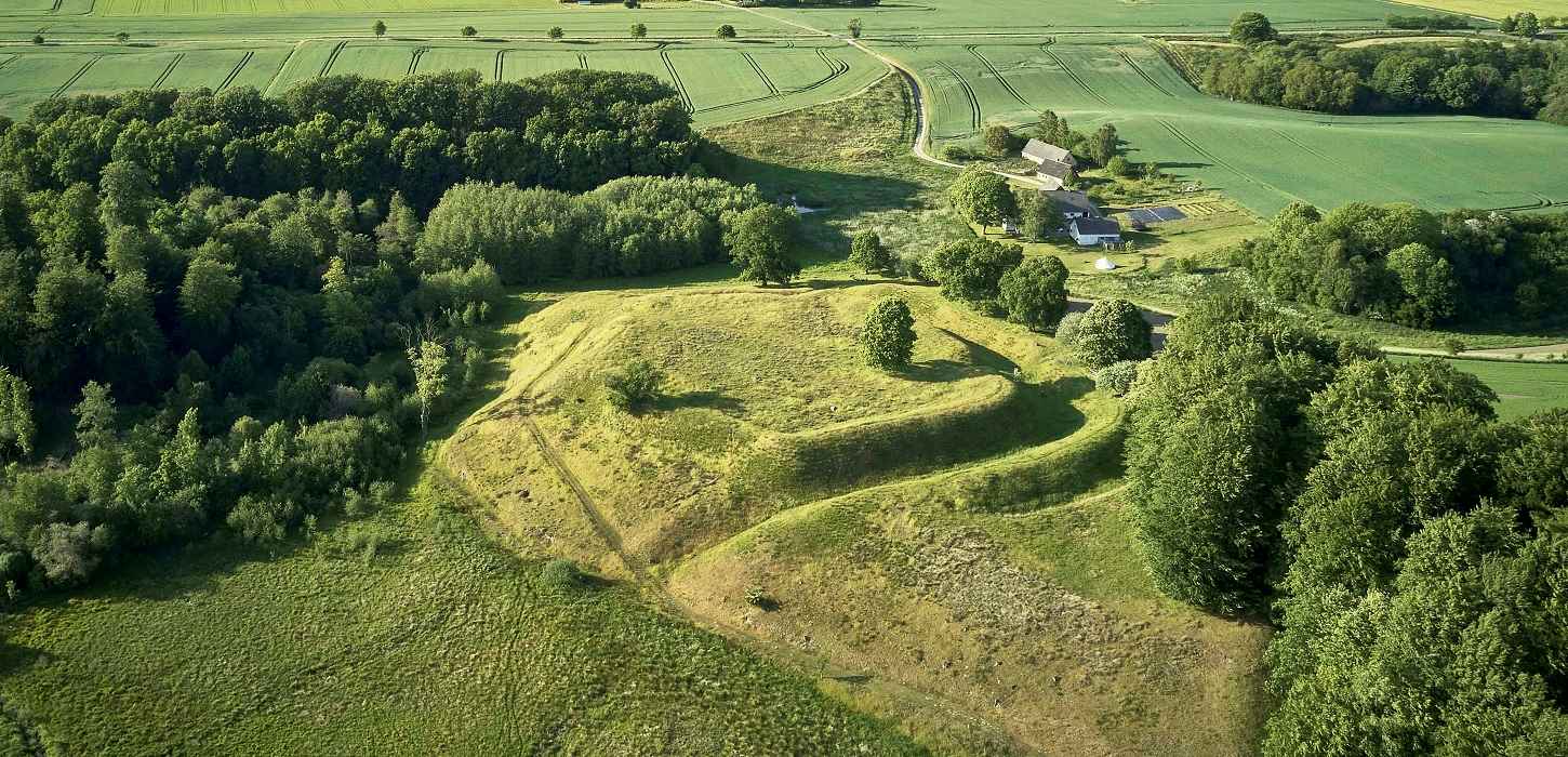Besøg Magelund Voldsted i Ellested sogn i Nyborg, Fyn