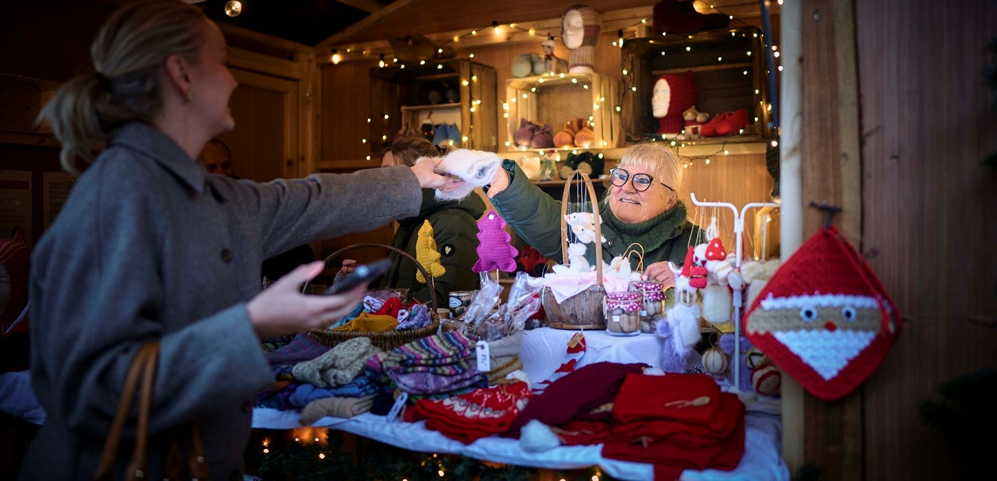 Sød bodholder sælger strik på julemarkedet i Nyborg