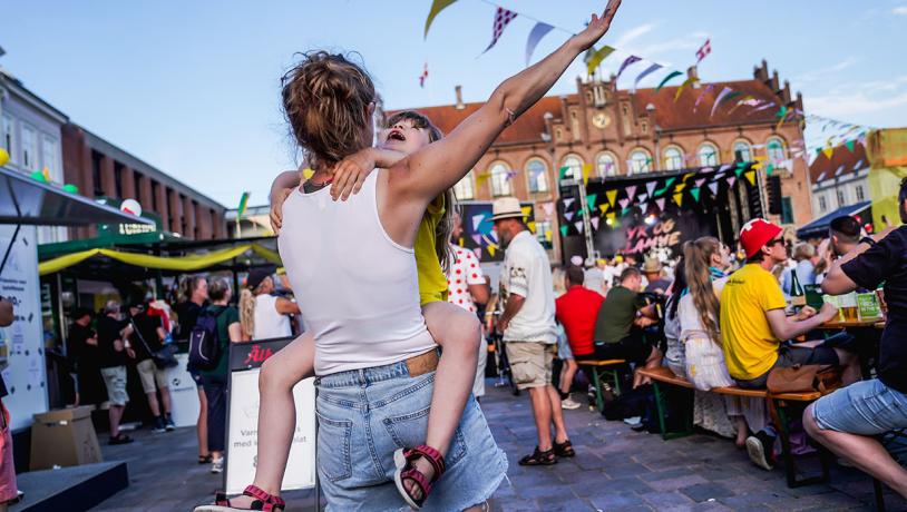 Feststemning til Tour de France afterparty. På billedet danser en mor med sin datter.