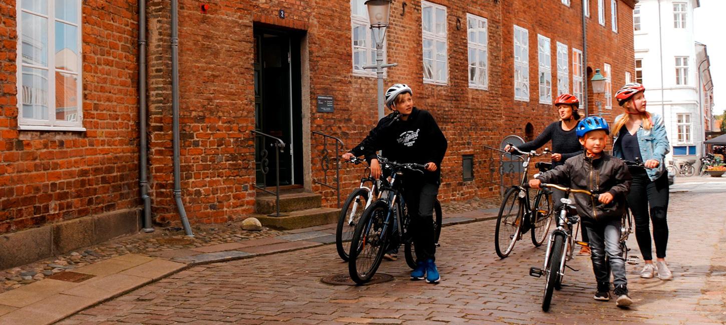 Children pulling their bikes in Nyborg city