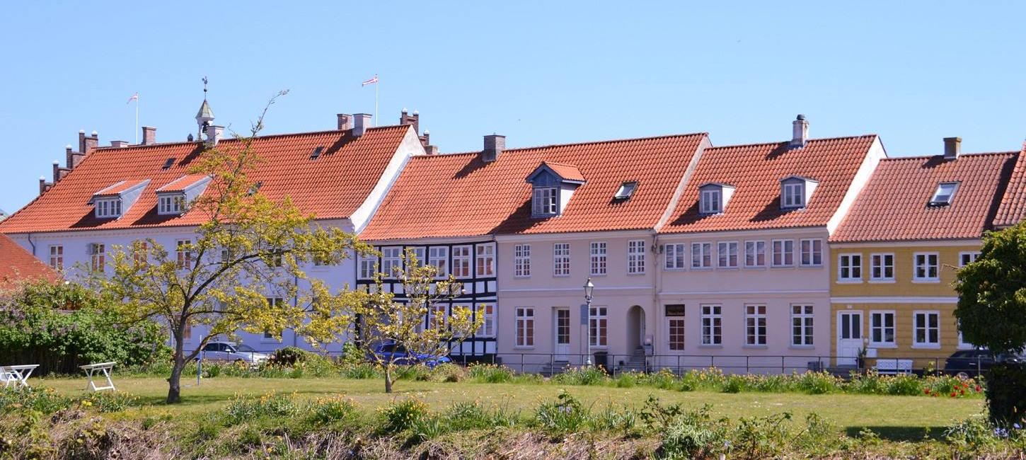 Slotsgade i Nyborg i den friske forårssol