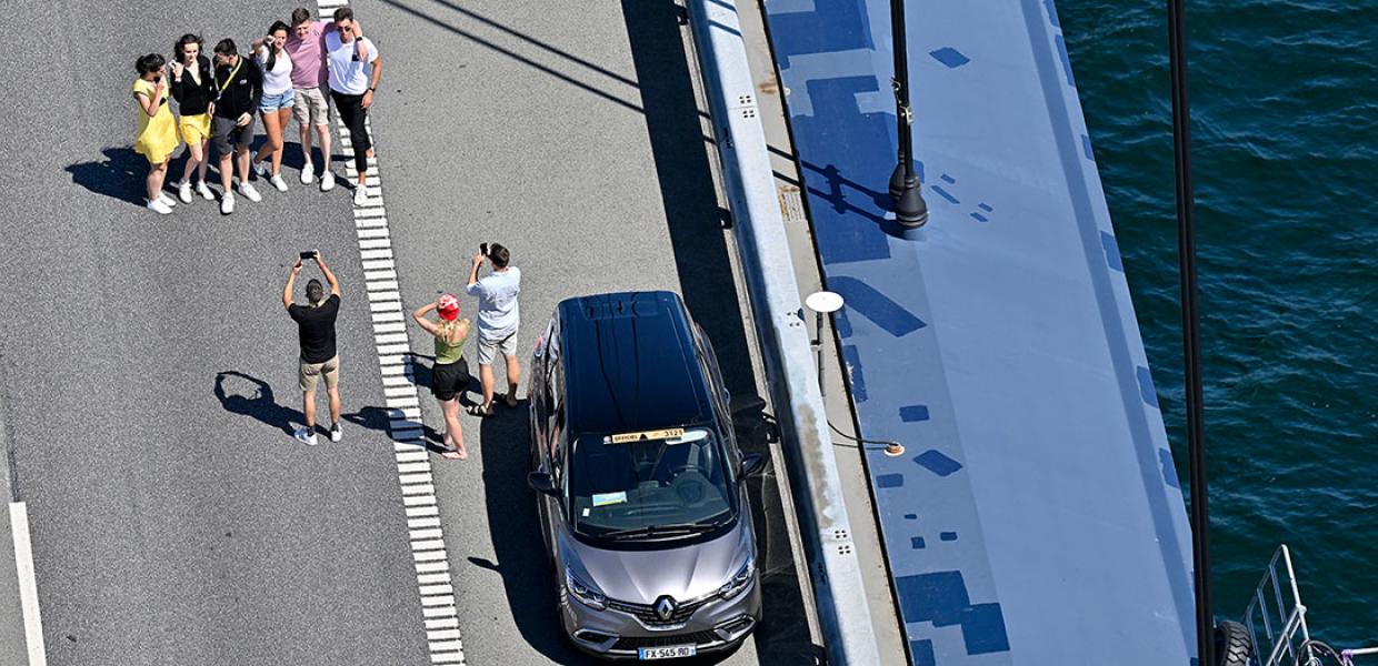 En af de officielle Tour de France-biler gjorde et stop på broen for at tage et billede