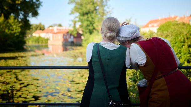 To middelalderkvinder nyder udsigten