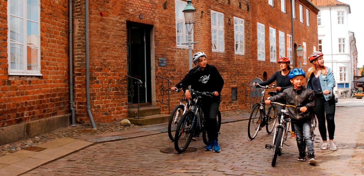 Children pulling their bikes in Nyborg city