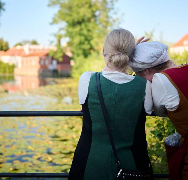 To middelalderkvinder nyder udsigten