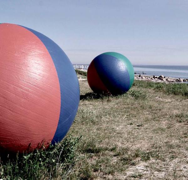 Der kan opleves kunst i naturen i form af store badebolde ved stranden i Nyborg