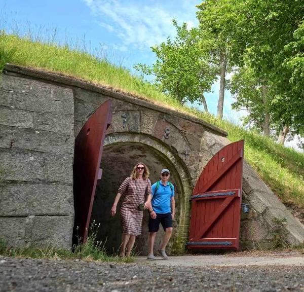 Turister på gåtur på volden ved Nyborg Slot