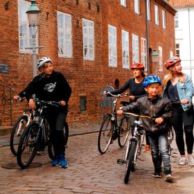 Children pulling their bikes in Nyborg city