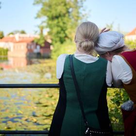 To middelalderkvinder nyder udsigten